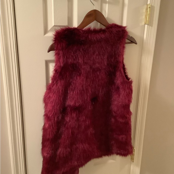 DECREE Burgundy Open Front Faux Fur Vest Size Medium - Picture 12 of 15